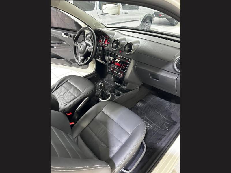 VOLKSWAGEN - SAVEIRO - 2013/2014 - Branca - R$ 62.900,00