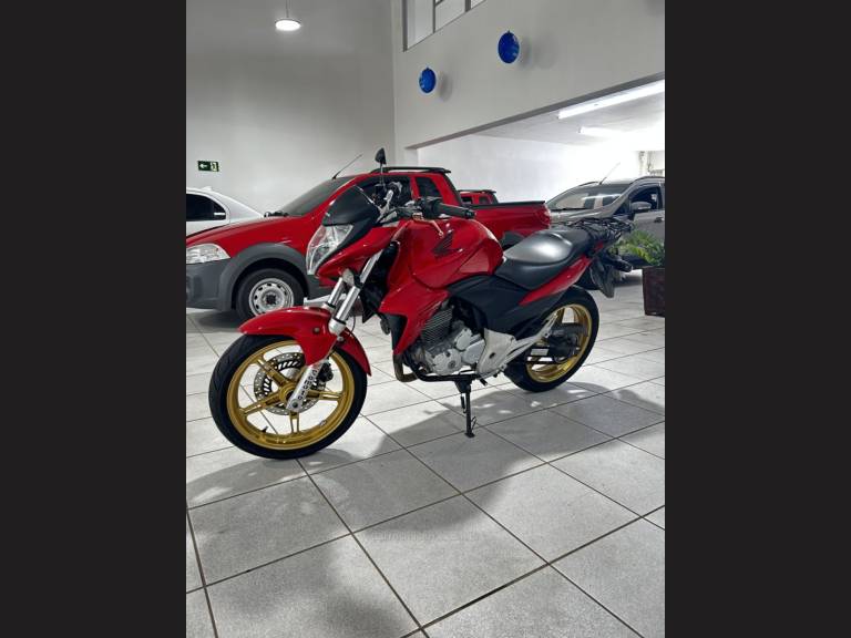 HONDA - CB 300R - 2015/2015 - Vermelha - R$ 15.900,00