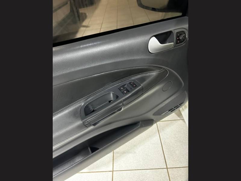 VOLKSWAGEN - SAVEIRO - 2013/2014 - Branca - R$ 62.900,00